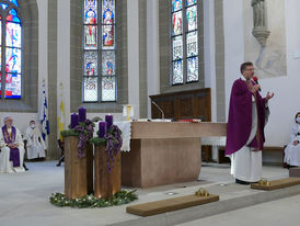 Bischof Dr. Michael Gerber besucht St. Crescentius (Foto: Karl-Franz Thiede)